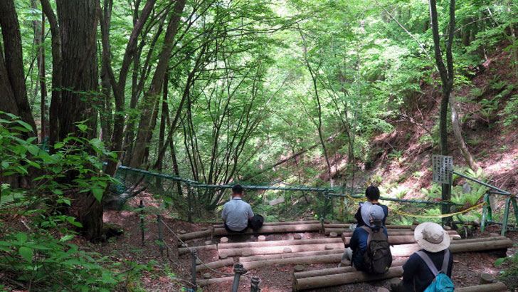 分杭峠のベンチに座ってリラックス